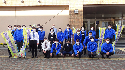 藤枝西高等学校前にて『春の全国交通安全運動』の立哨活動を実施しました 写真