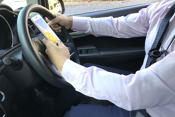 ながら運転スマホ