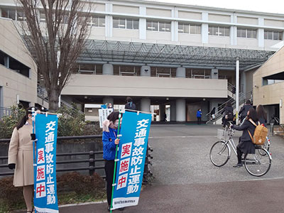 藤枝西高等学校前の交通安全活動【写真2】