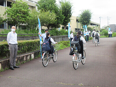 藤枝西高等学校前にて交通安全活動1