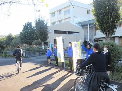 藤枝西高等学校前にて交通安全活動2