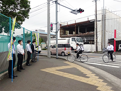 藤枝北高等学校前にて交通安全活動4