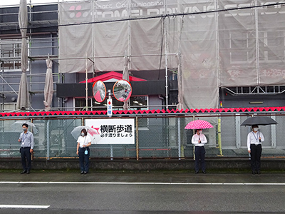 東名自動車学校の看板前の公道