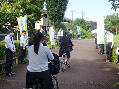 藤枝西高等学校校舎前の通学路