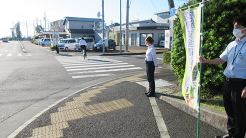 藤枝北高等学校前にて『秋の全国交通安全運動』の交通安全活動を実施しました