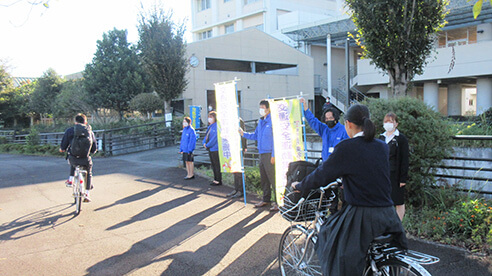 藤枝西高等学校前にて交通安全活動を実施しました